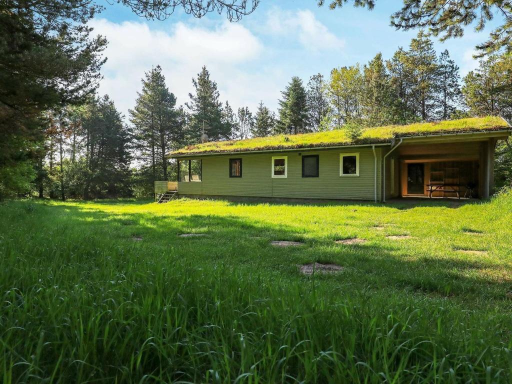 Zahrada ubytování Three-Bedroom Holiday home in Blokhus 21