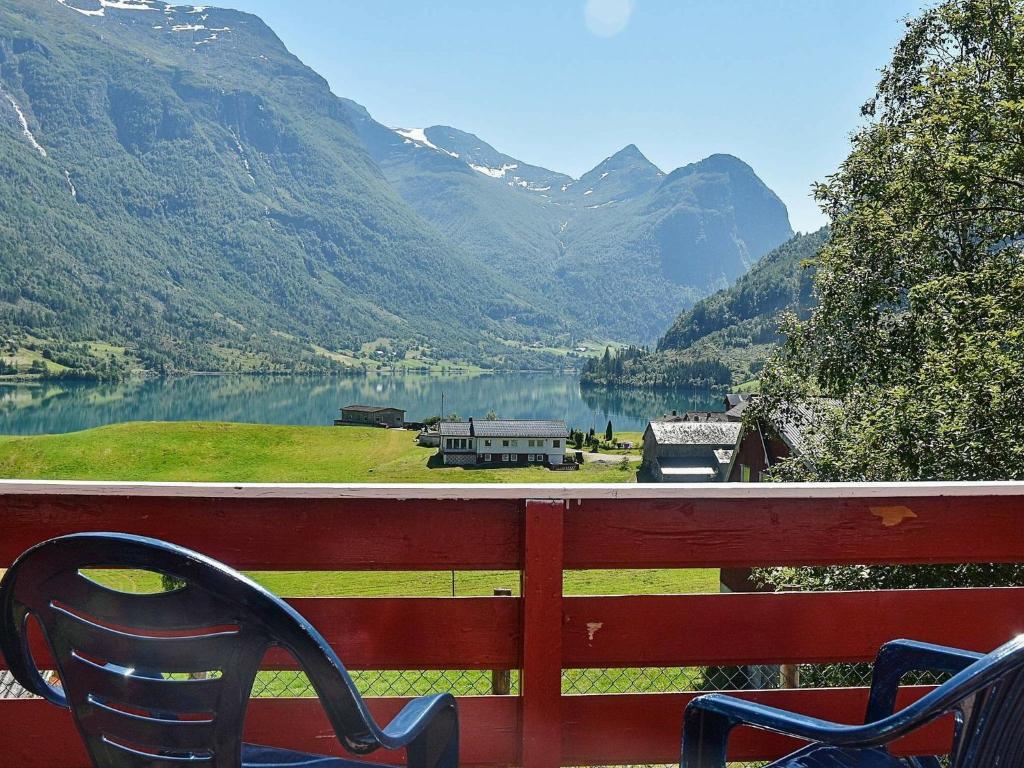 una panchina con vista sul lago e sulle montagne di Holiday home Olden IV a Olden
