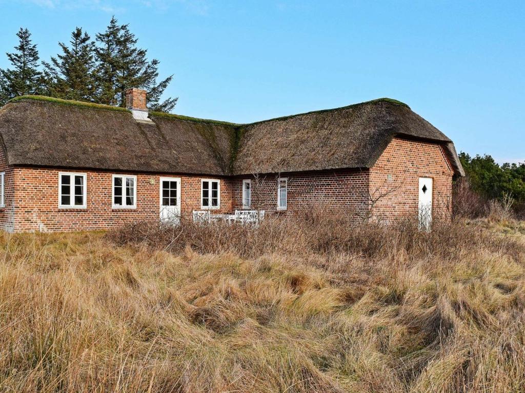 Øhuseにある6 person holiday home in Ulfborgの草屋根の古煉瓦造りの家