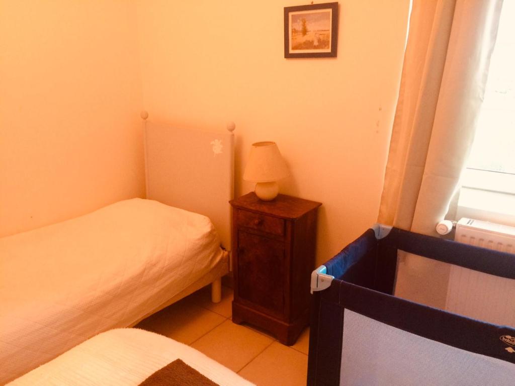 Een bed of bedden in een kamer bij Grande maison de vacances au c&oelig;ur du Perigord Noir nature et confort