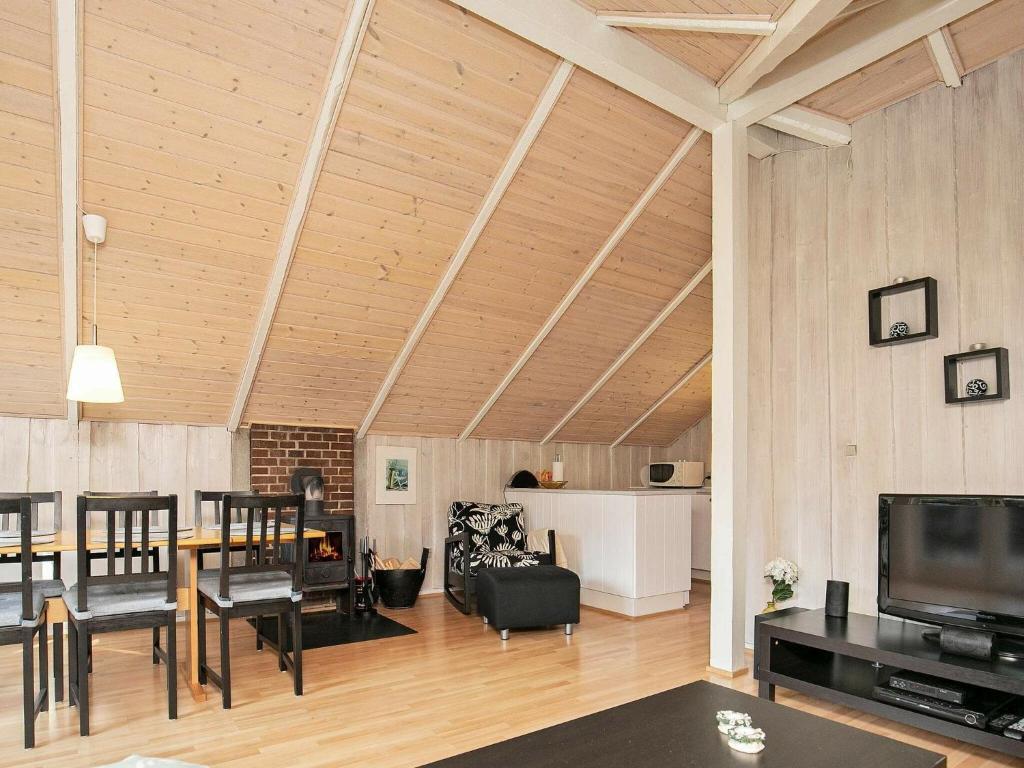 TV a/nebo společenská místnost v ubytování 4 person holiday home in Oksbøl-By Traum