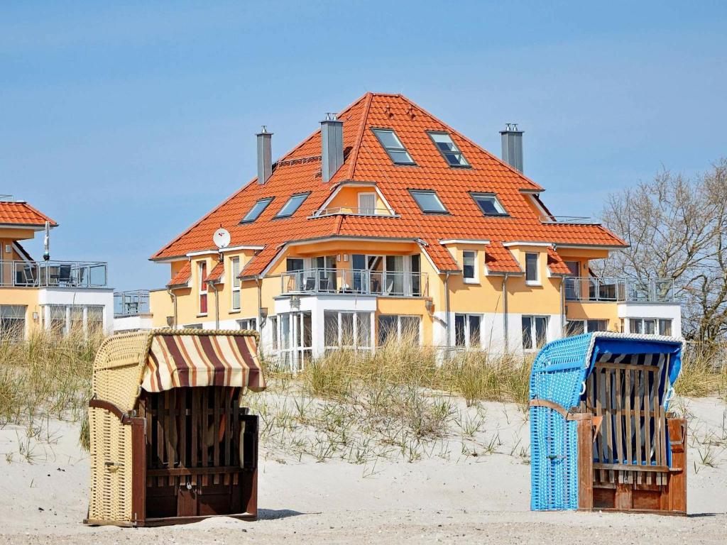 グローセンブローデにある4 person holiday home in Gro enbrodeの海辺のオレンジ屋根の大家