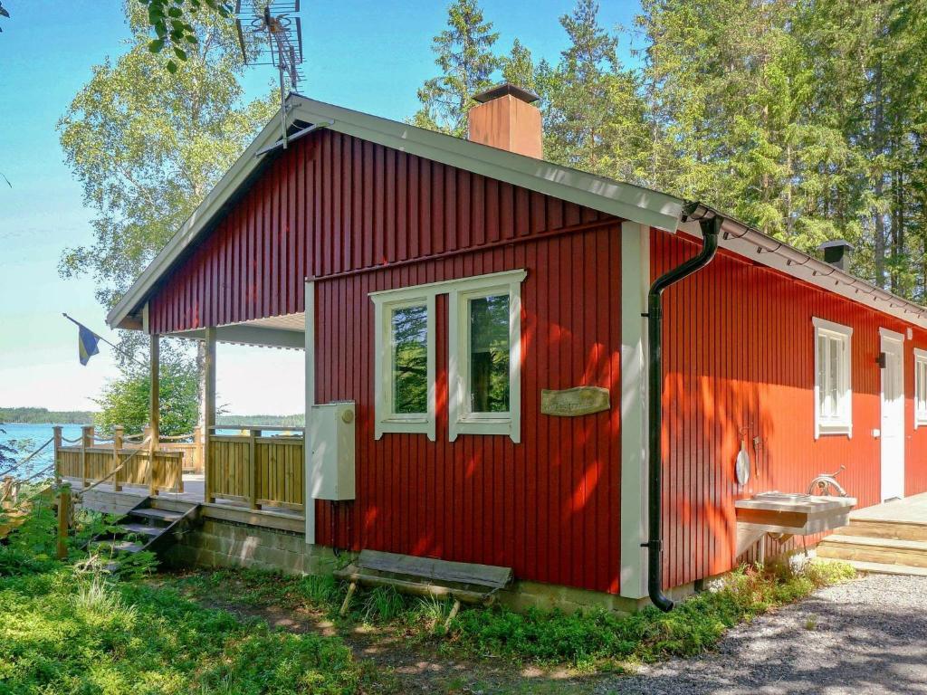 Hyltebrukにある8 person holiday home in HYLTEBRUKの赤い家