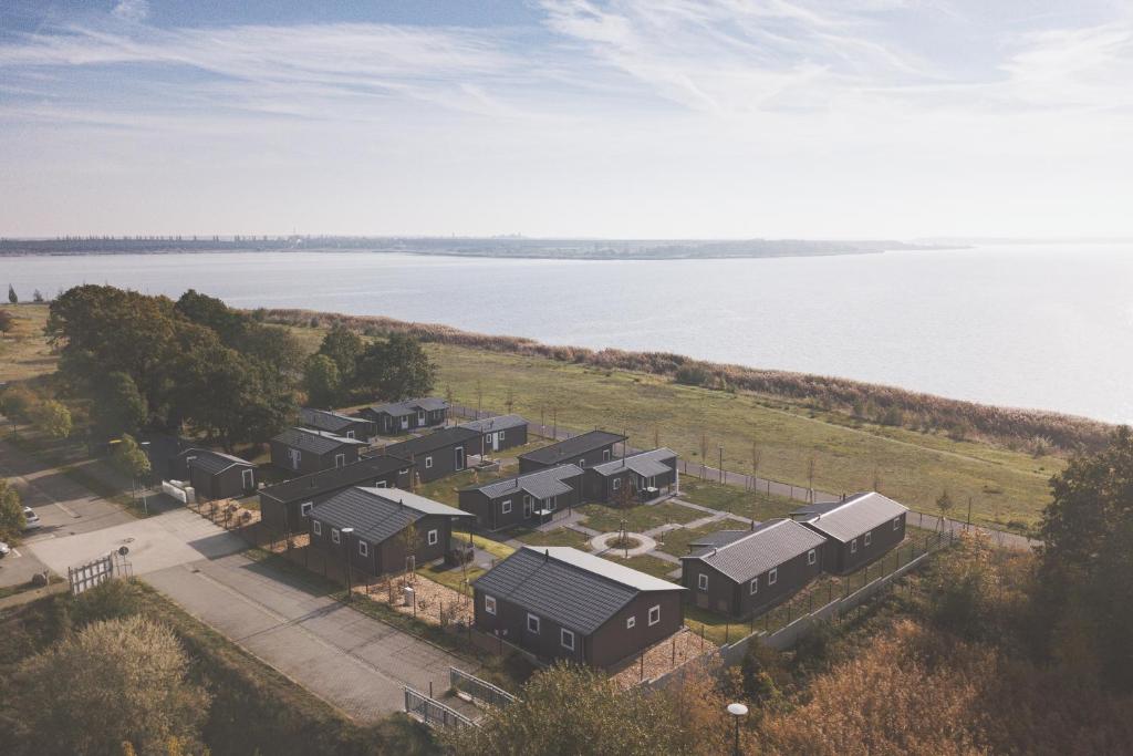 une vue aérienne d'un ensemble de bâtiments à côté de l'eau dans l'établissement Lodgepark Goitzsche GmbH, à Große Mühle