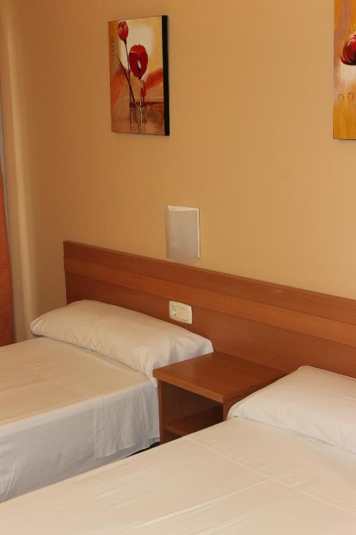 Postel nebo postele na pokoji v ubytování Hostal Cal Siles