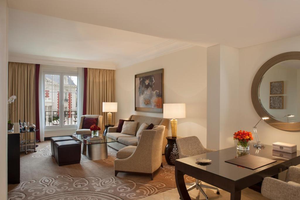 King Suite with Mansion View