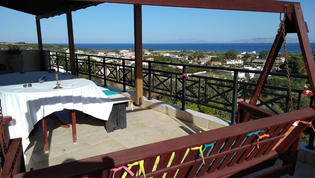 a table on a balcony with a view of the ocean at Stan&Family in Kalavárda