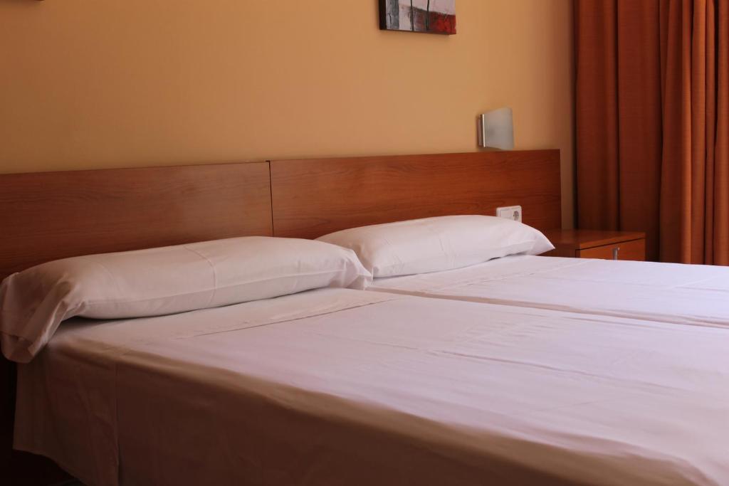 Postel nebo postele na pokoji v ubytování Hostal Cal Siles