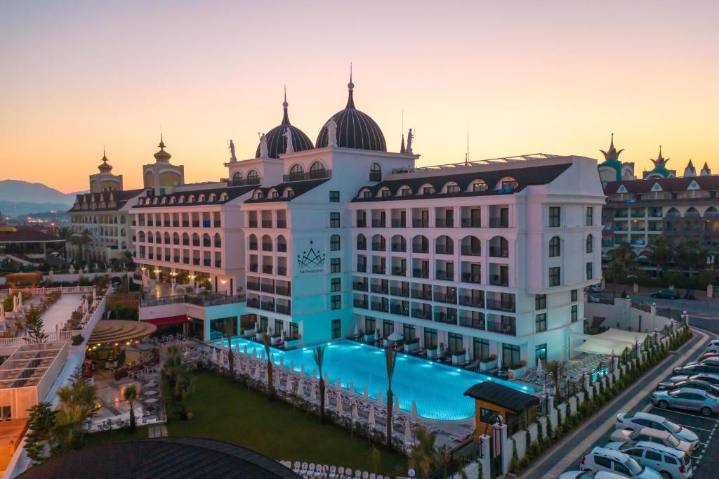 - un grand bâtiment avec une piscine en face dans l'établissement Side Royal Style Hotel, à Sidé
