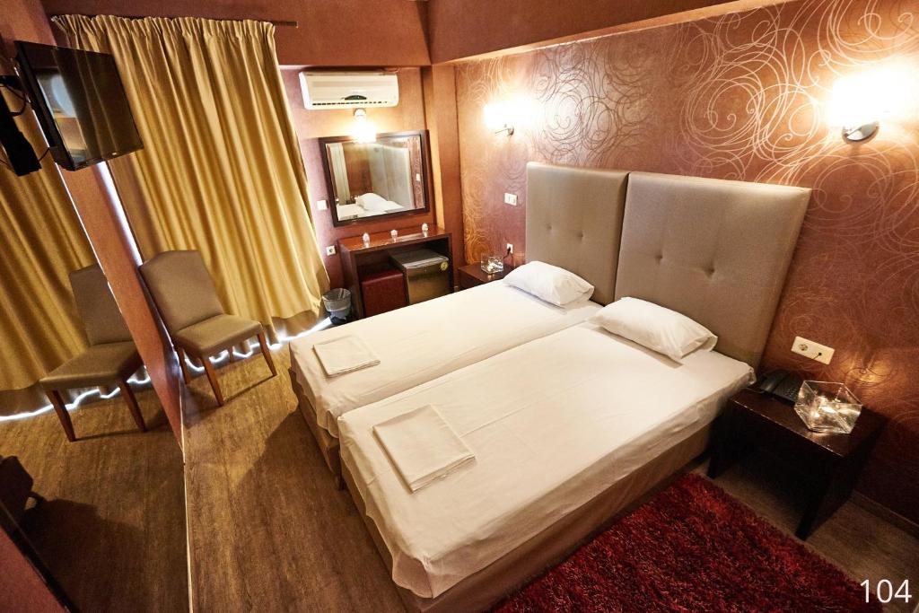 Postel nebo postele na pokoji v ubytování Atlantic Hotel