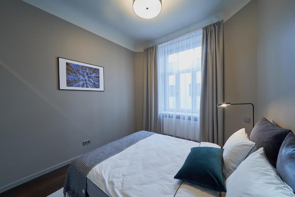 una piccola camera con letto e finestra di DECO APARTMENT a Riga