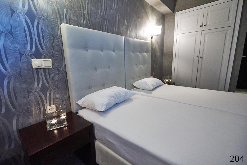 Postel nebo postele na pokoji v ubytování Atlantic Hotel