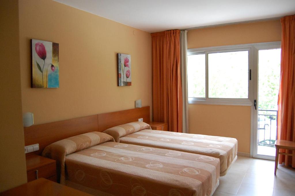 Postel nebo postele na pokoji v ubytování Hostal Cal Siles