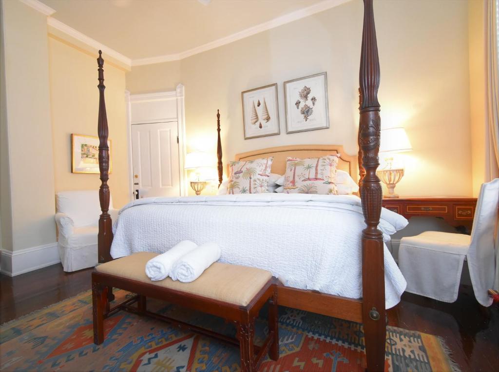 Voodi või voodid majutusasutuse Simonton Court Historic Inn & Cottages toas