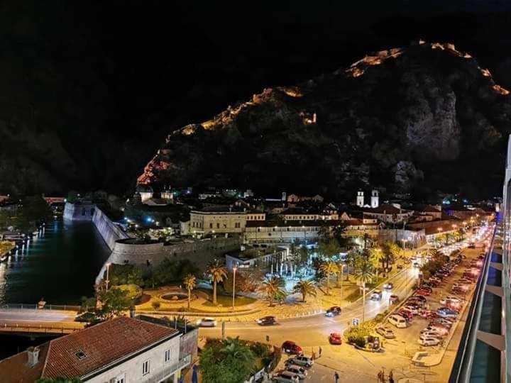 Nespecifikovaný výhled na destinaci Kotor nebo výhled na město při pohledu z apartmánu