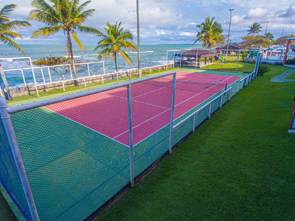Tenis a/nebo squash v ubytování Costa Cabralia Hotel nebo okolí