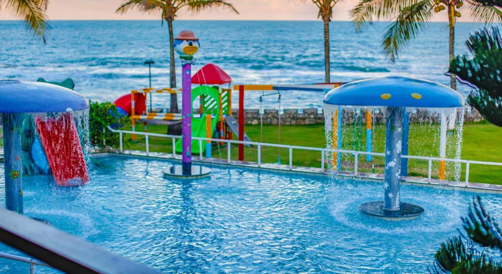 Bazén v ubytování Costa Cabralia Hotel nebo v jeho okolí
