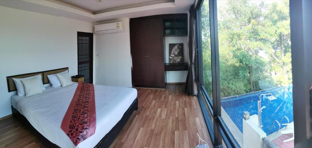 Postel nebo postele na pokoji v ubytování Sunset Bay View Phuket
