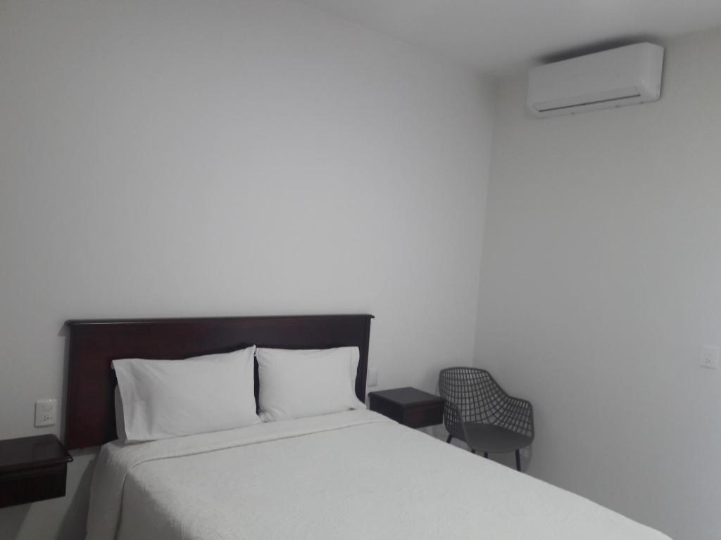 Postel nebo postele na pokoji v ubytování HOTEL FINA INN