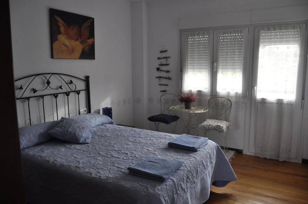 1 dormitorio con 1 cama con 2 toallas en LA PAJARITA, en La Franca