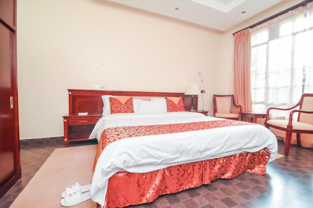 Postel nebo postele na pokoji v ubytování Falcon Heights Hotel