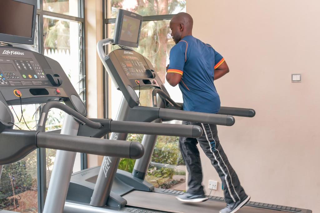 Fitness centrum a/nebo fitness zařízení v ubytování Falcon Heights Hotel