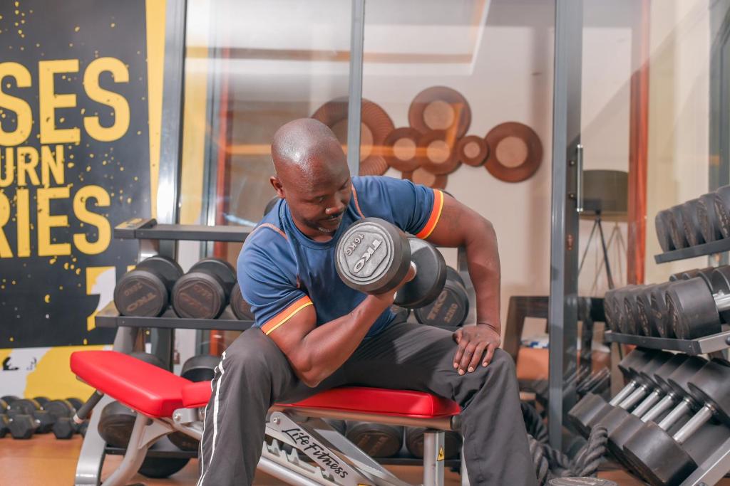 Fitness centrum a/nebo fitness zařízení v ubytování Falcon Heights Hotel