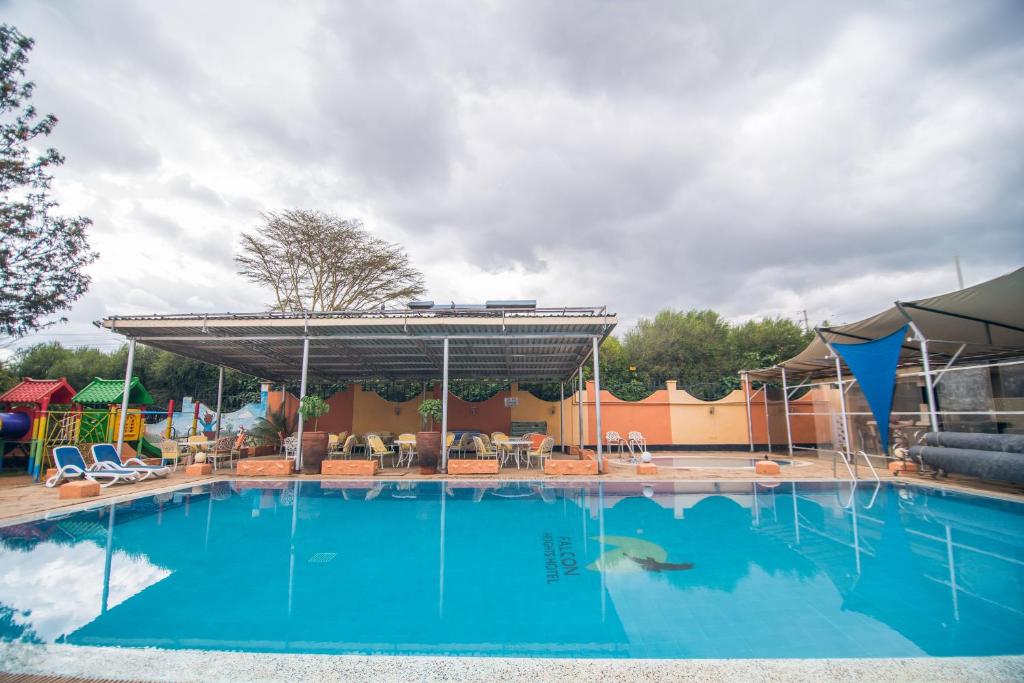 Bazén v ubytování Falcon Heights Hotel nebo v jeho okolí