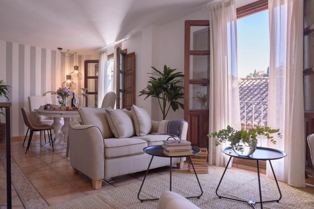 ein Wohnzimmer mit einem Sofa und einem Tisch in der Unterkunft Häxaris Casa Boutique by Florentia Homes in Granada