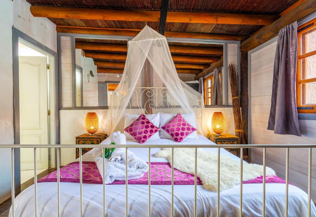 Łóżko lub łóżka w pokoju w obiekcie Finca De Arrieta Village - Yurts and Stone Cottages - Shared Pool - Walking distance to Arrieta Beach - Off Grid