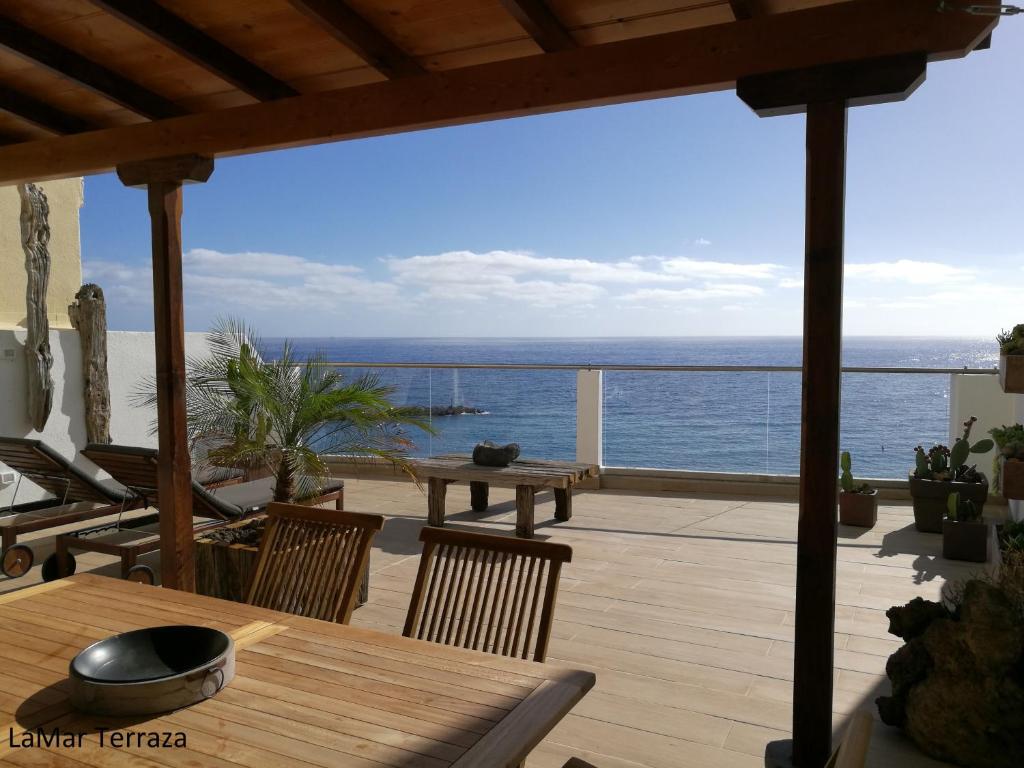 een patio met een tafel en uitzicht op de oceaan bij Residencial LaMar in Santa Cruz de la Palma