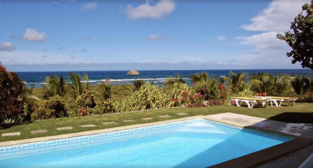einen Pool mit Meerblick in der Unterkunft Villa Guadeloupe Saint François Accès Mer Piscine IGUANA BAY - Villa Zagadi in Saint-François