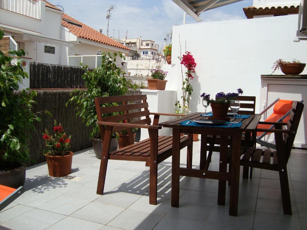 patio con mesa y sillas en el balcón en Sunny Apartments, en Sitges