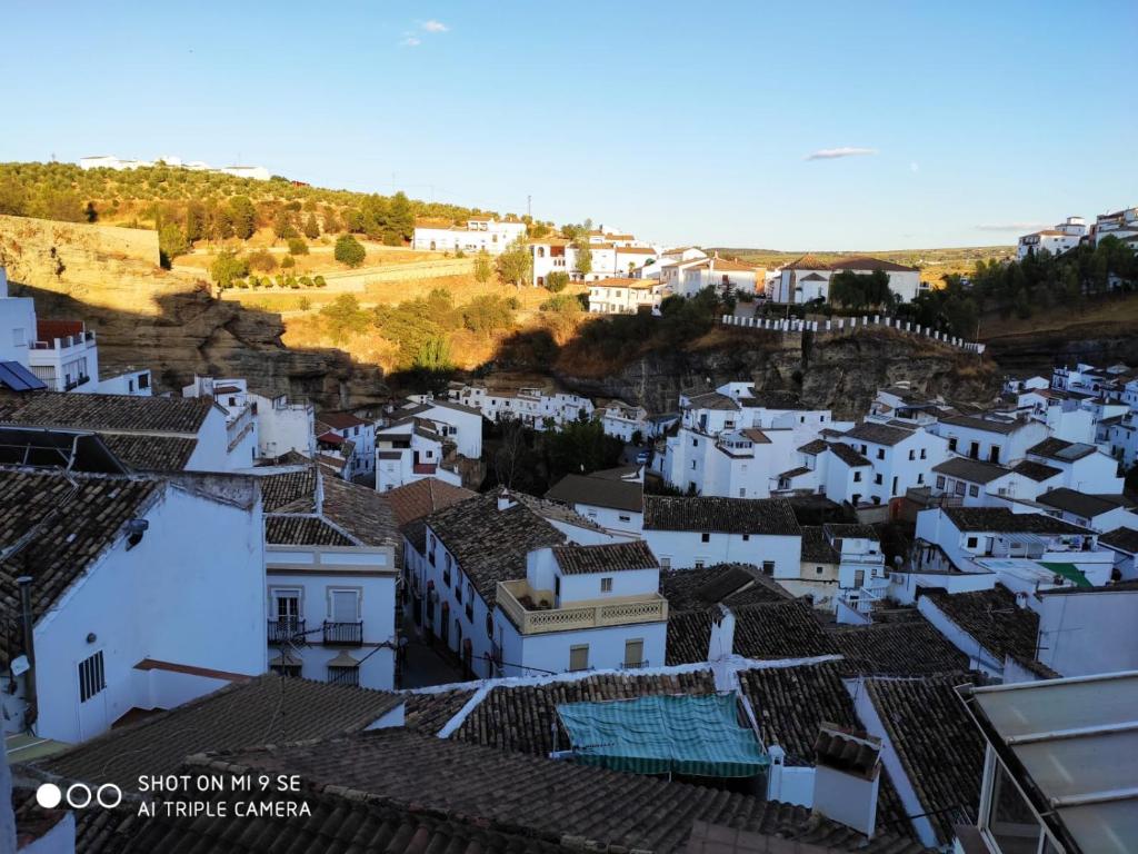 een luchtzicht op een stad met witte huizen bij La casita de Evita in Setenil