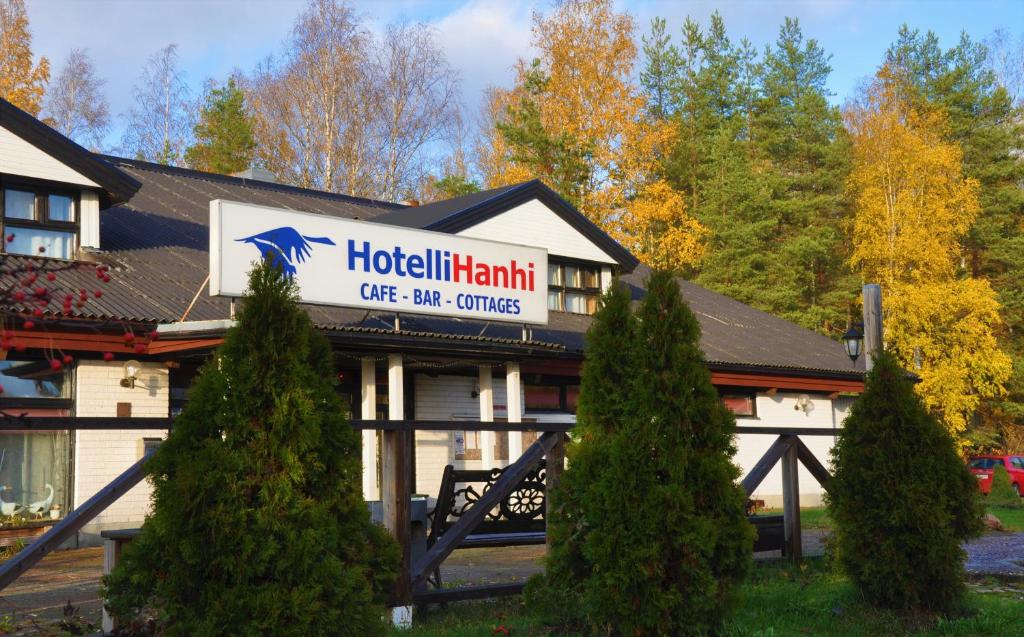 un café hotelchinium con árboles delante de él en Hotel Hanhi en Lapinjärvi