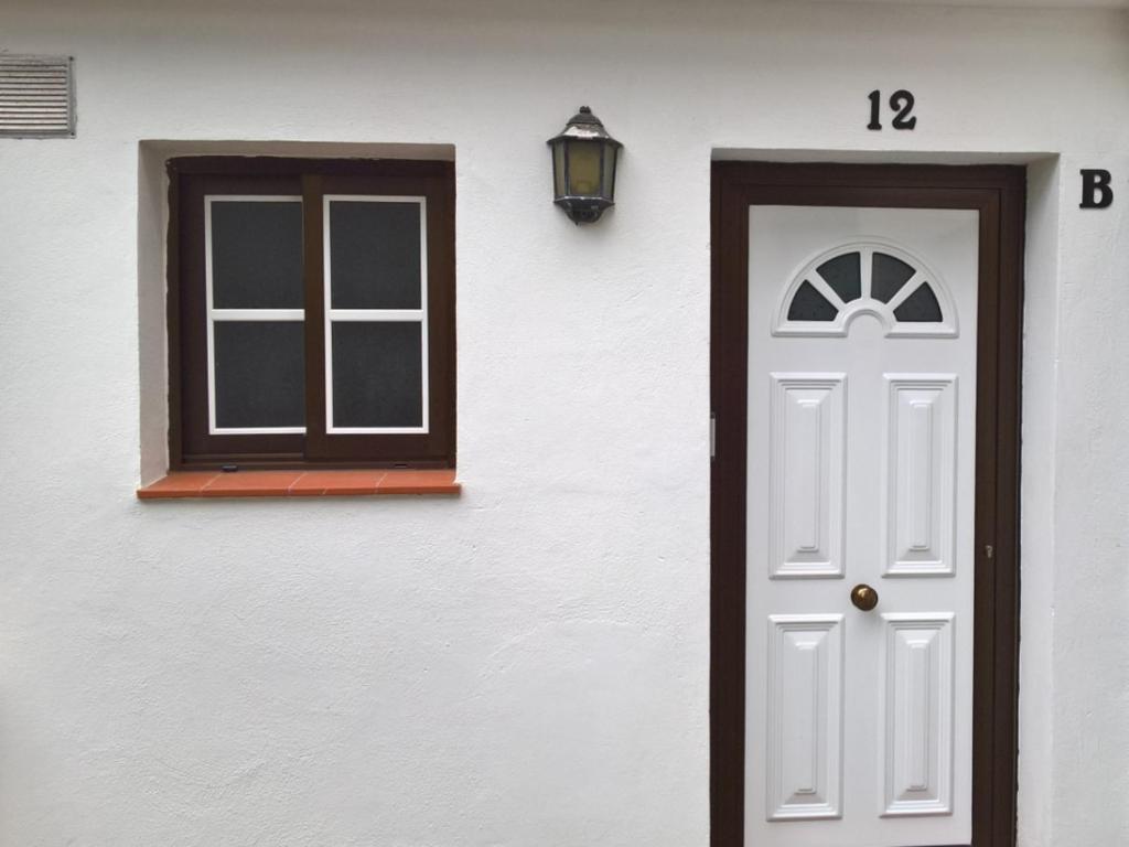 a white house with a white door and a window at Casa del Cu bano B- Biosphere Reserve in Santa Cruz de Tenerife