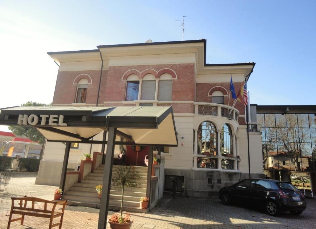a hotel with a car parked in front of a building at Hotel Villa Reale in Argenta