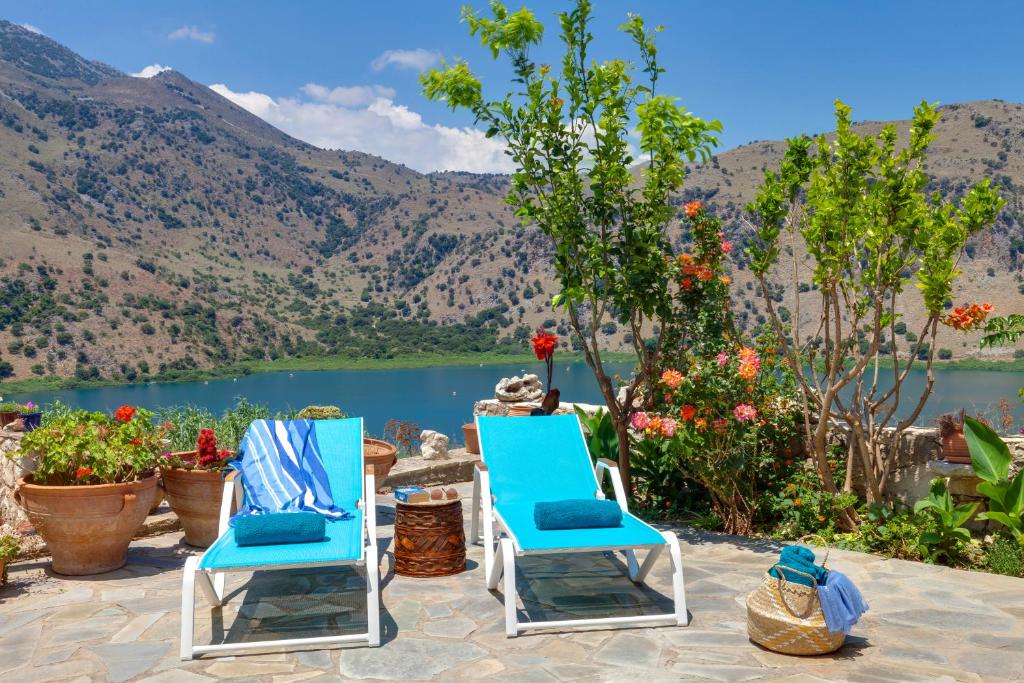 2 sillas en un patio con vistas al lago en Villa Kallisti - Artemis, en Kávallos