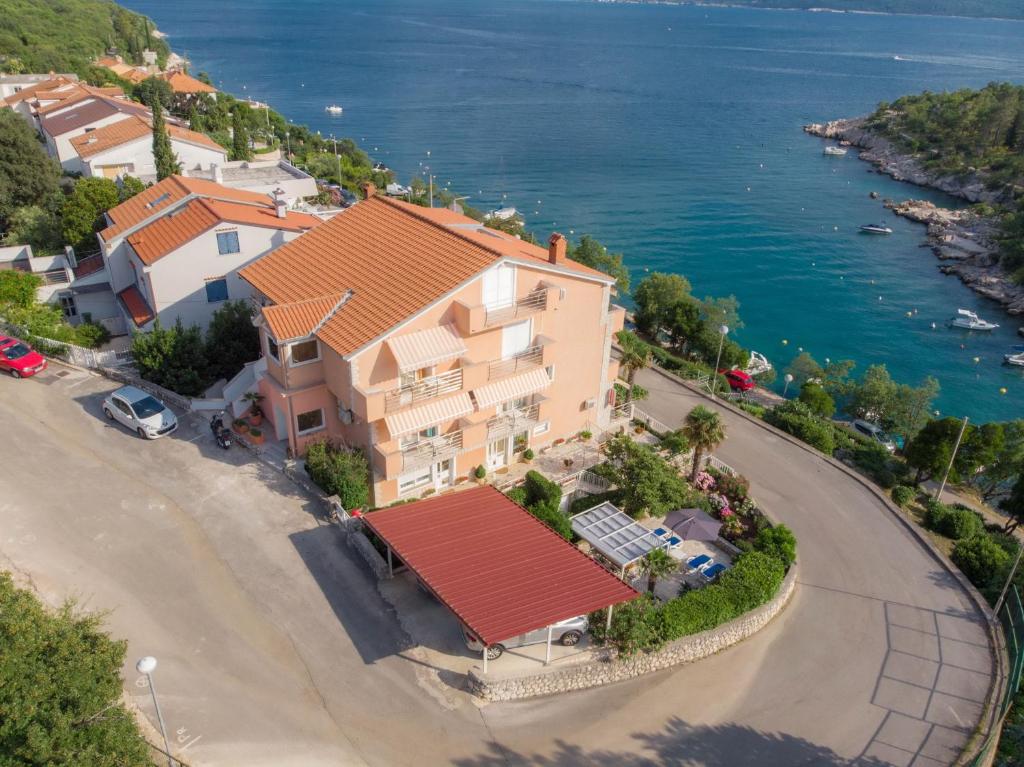 een luchtzicht op een huis met de oceaan bij Apartments Zorica in Dramalj