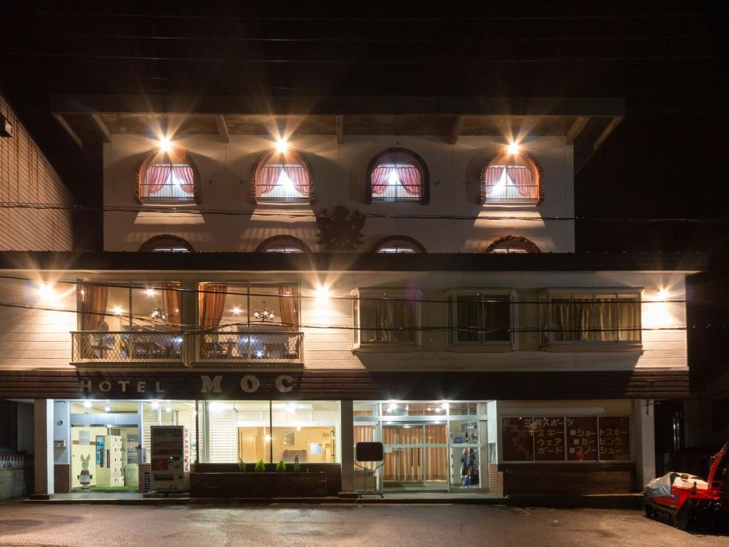 een gebouw met 's nachts een hotel bij Hotel Moc in Myoko
