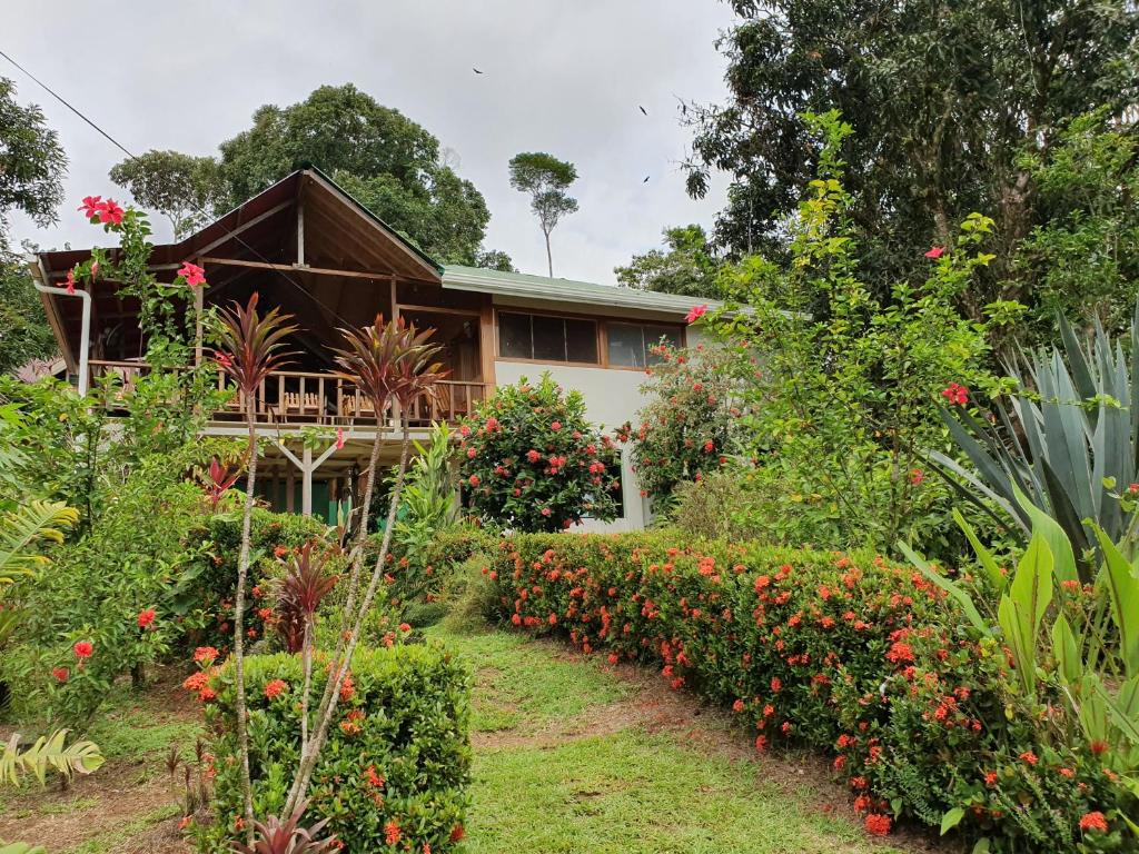 una casa con un jardín delante de ella en Casa Horizontes Corcovado, en Drake