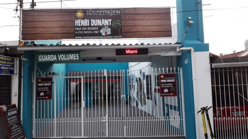 a building with a gate in front of it at Hospedagem Henri Dunant in Sao Paulo