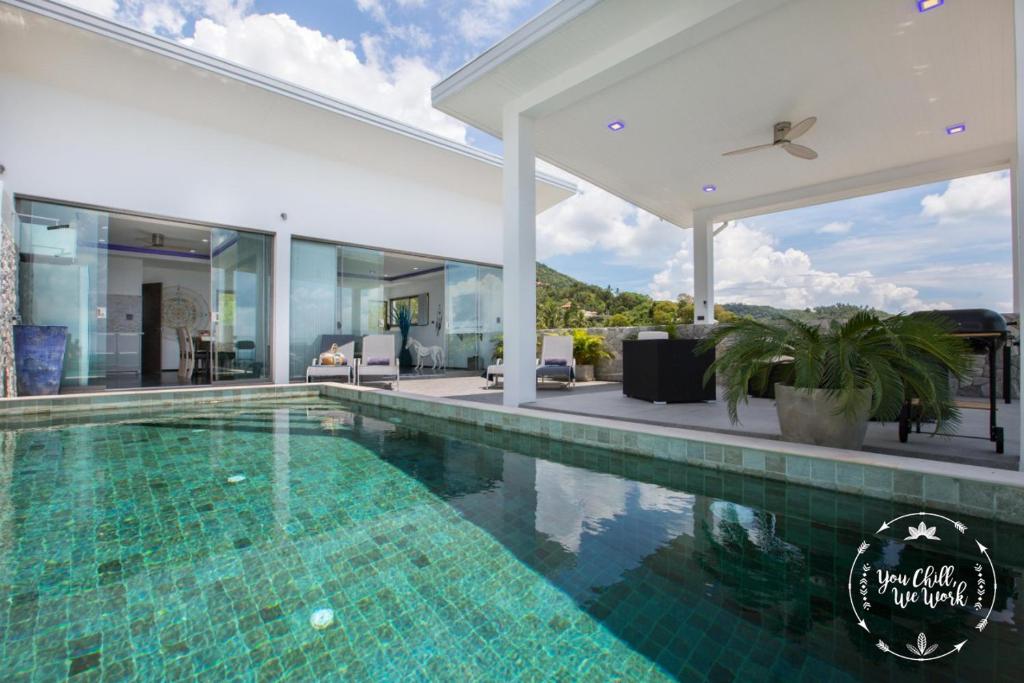 uma piscina numa casa com uma casa em Villa Azur, 4 Bedrooms, Ocean View em Chaweng