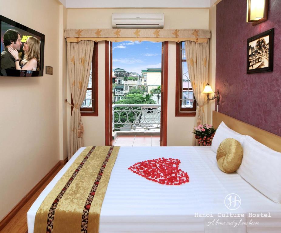 ein Schlafzimmer mit einem Bett mit einem Hochzeitskleid darauf in der Unterkunft Hanoi Culture Hostel in Hanoi