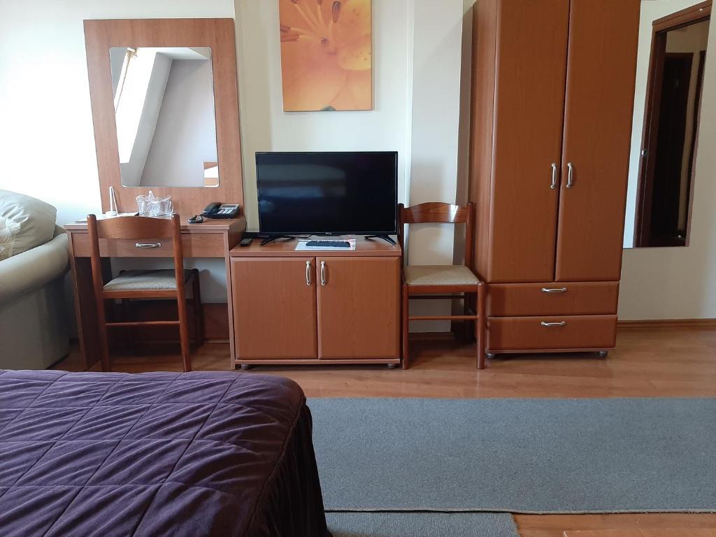 Μια τηλεόραση ή/και κέντρο ψυχαγωγίας στο Sin-Kom Hotel Garni