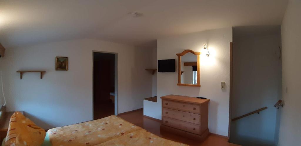 Postel nebo postele na pokoji v ubytování Haus Königshofer