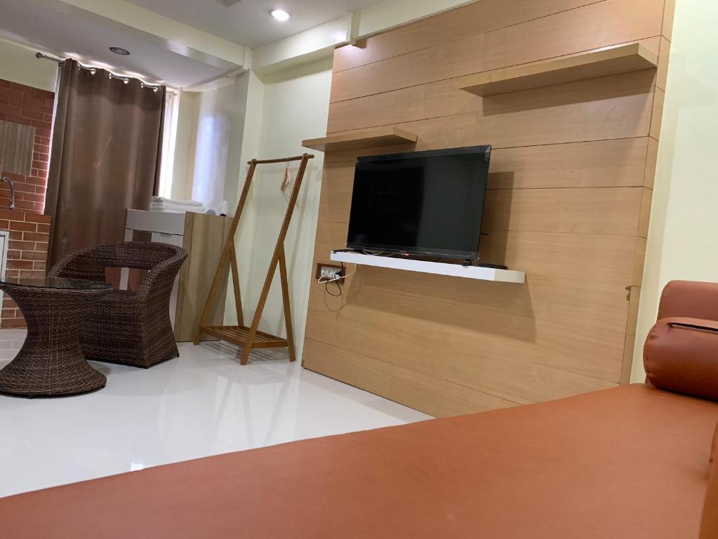 TV a/nebo společenská místnost v ubytování Petchsiri Boutique Hotel เพชรสิริ บูทิค