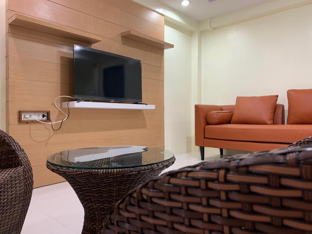TV a/nebo společenská místnost v ubytování Petchsiri Boutique Hotel เพชรสิริ บูทิค