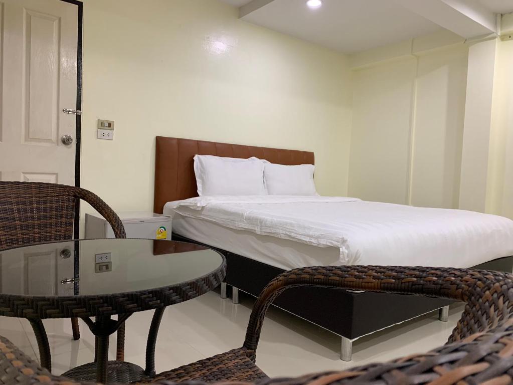 Postel nebo postele na pokoji v ubytování Petchsiri Boutique Hotel เพชรสิริ บูทิค