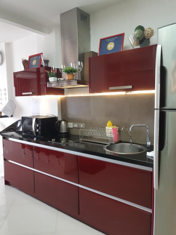 La cuisine est équipée d'un évier et d'un réfrigérateur. dans l'établissement Studio Veiwtalay 7, à Pattaya (sud)